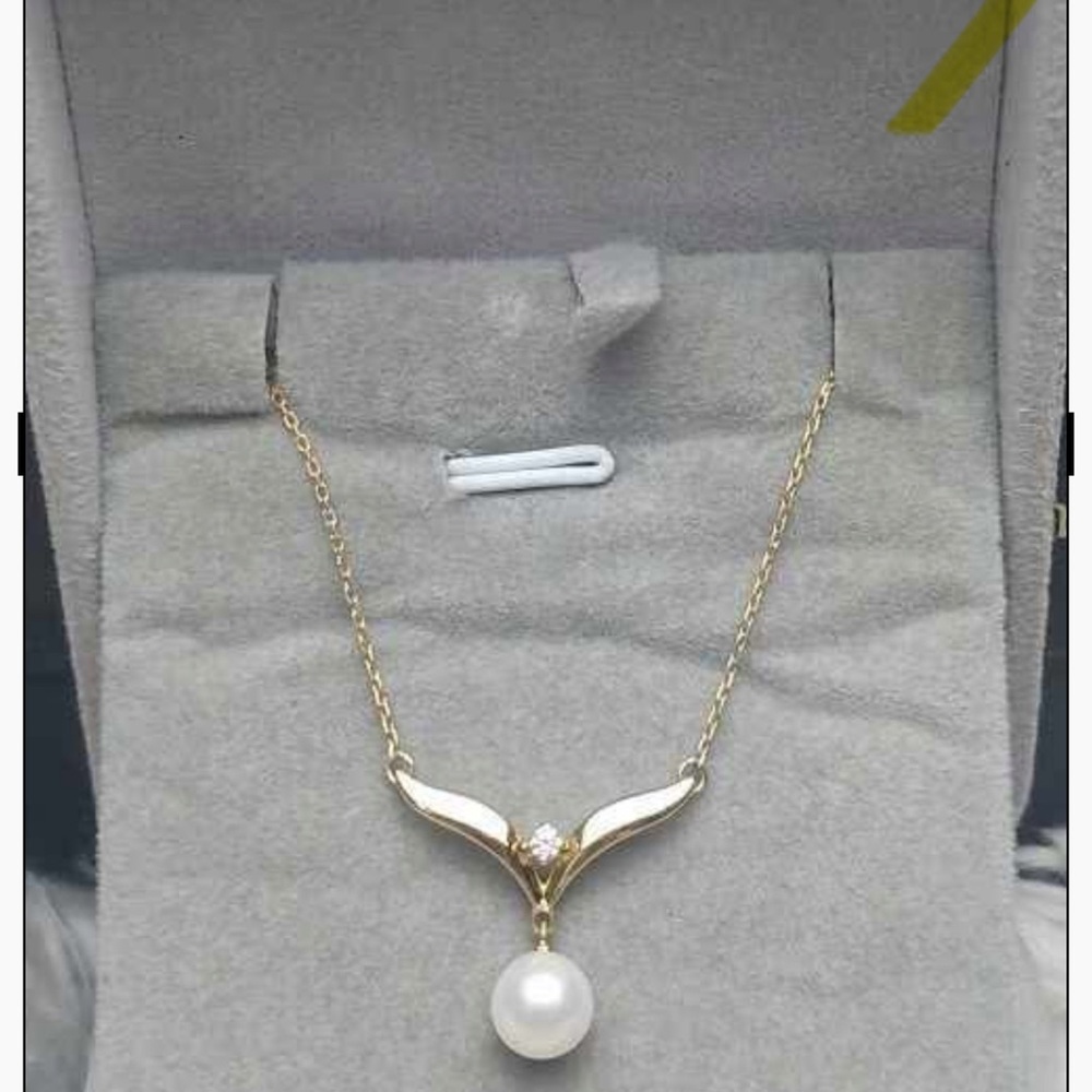 Elegant Gold Pearl Necklace